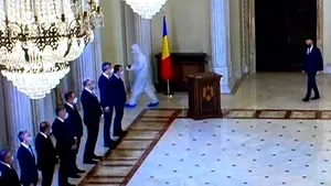 Imagine cu un membru al staff-ului de la Palatul Cotroceni, costumat ca un angajat de la ambulanţă