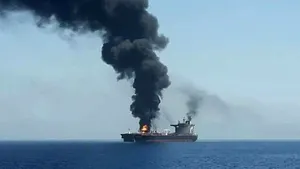 EXPLOZIE în apropierea unui port din Arabia Saudită: Un petrolier iranian a fost lovit de două rachete saudite | FOTO