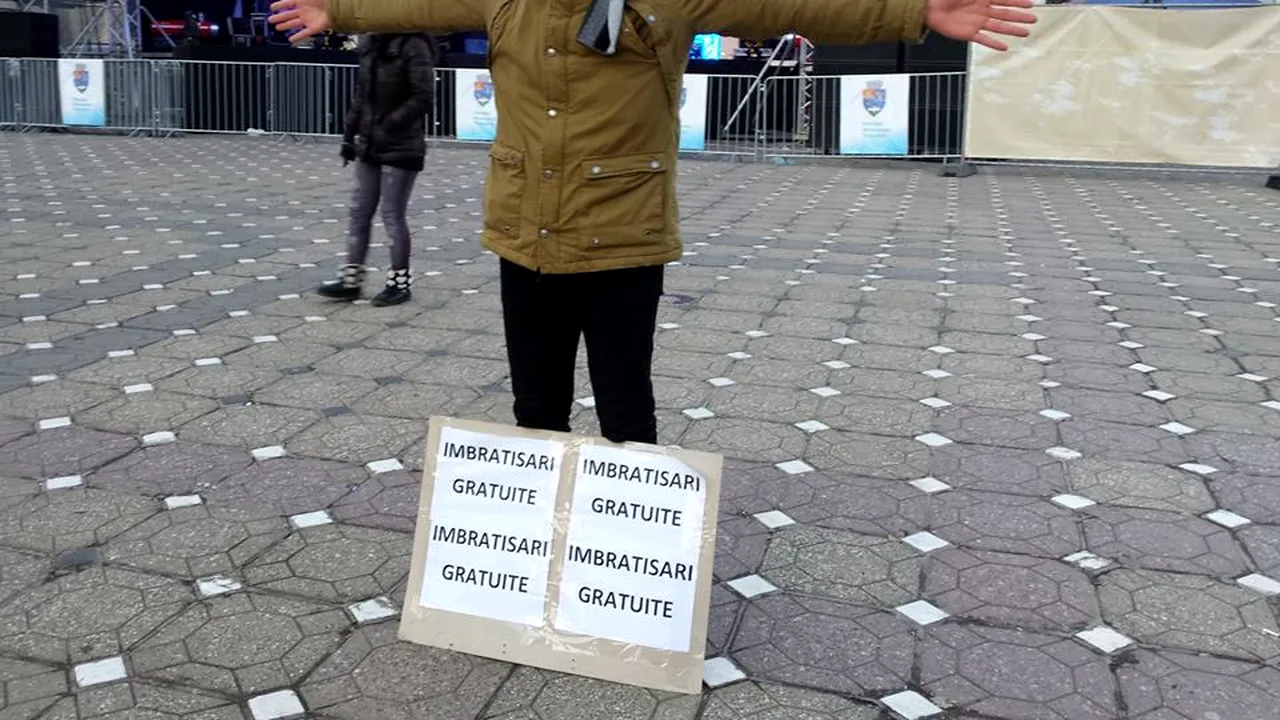 “Free Hugs”: 70 de timişoreni au oferit îmbrăţişări gratuite trecătorilor din Piaţa Victoriei - GALERIE FOTO, VIDEO