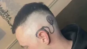Tatăl unui copil cu deficienţe de auz şi-a tatuat lângă ureche un aparat auditiv