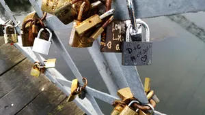 Pod din Cluj, construit pentru a se ajunge la bustul împărătesei Sissi, devenit un pod al iubirii - FOTO