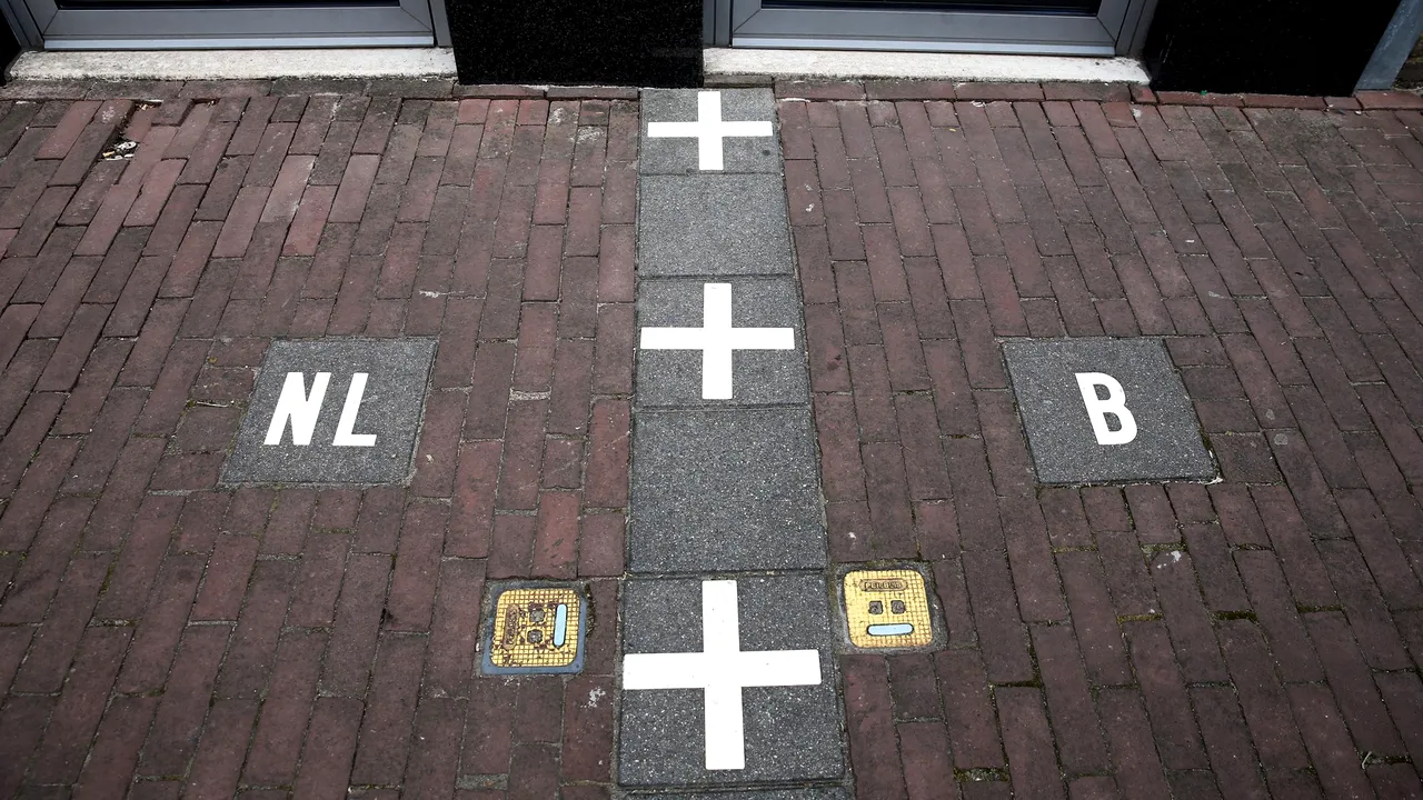 Oraşul din două ţări. Unii locuitori stau în living în Olanda şi merg în dormitor în Belgia