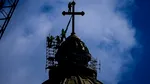 Imagini spectaculoase. Momentul cand este montată crucea de 7 tone pe turla mare a Catedralei Neamului