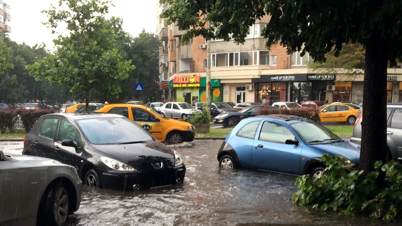Inundaţii pe mai multe străzi din Bucureşti, după o ploaie torenţială. PMB: 68 de străzi şi mai multe subsoluri au fost inundate - FOTO / VIDEO