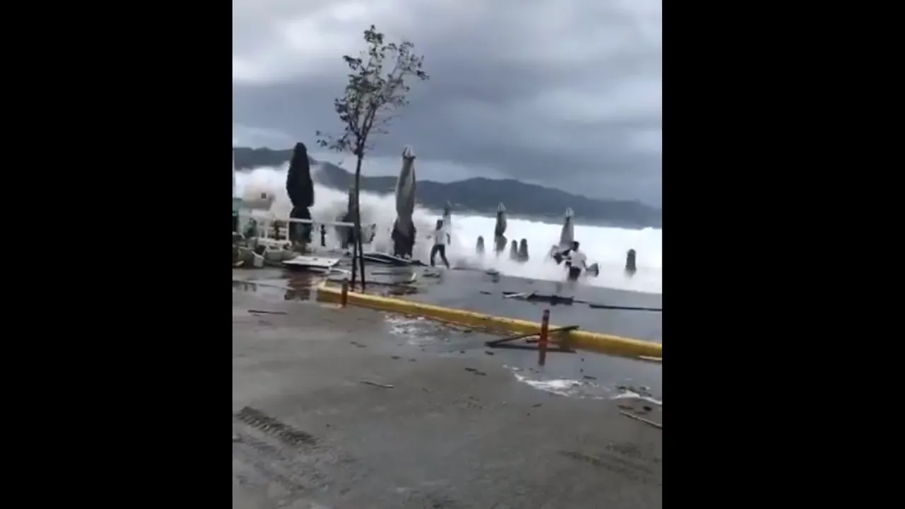 Ciclonul ZORBAS a lovit Grecia. Ploi puternice şi valuri de 11 metri înălţime în larg/ Mii de turişti au părăsit de urgenţă Insula Santorini/ VIDEO