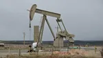 Prețul petrolului continuă să scadă pe fondul armistițiului dintre Israel și Liban