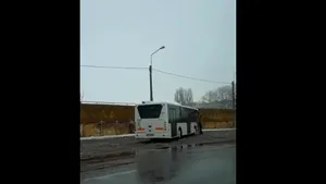 La un pas de tragedie: Autobuz nou, scăpat de sub control pe o stradă din Ploieşti. A plecat singur de pe loc şi era să lovească doi pietoni | VIDEO