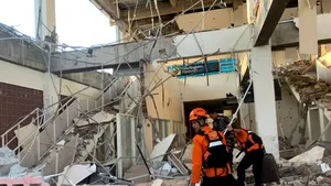 Indonezia: Aproximativ 13.000 de persoane au fost strămutate în urma unui seism devastator