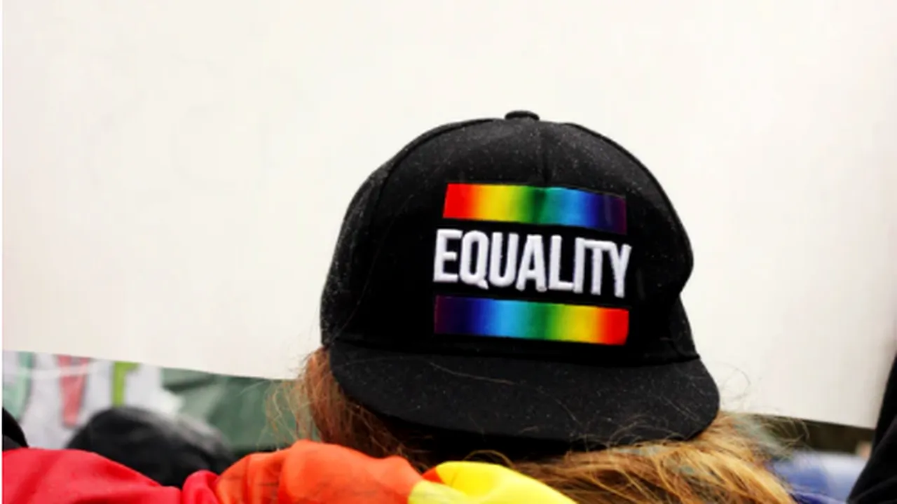 Sute de columbieni au organizat un maraton al sărutului pentru a susţine un cuplu gay
