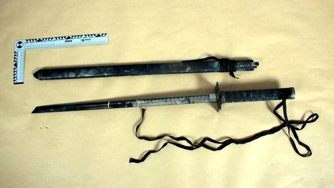 Un bărbat a fost tăiat de parteneră cu o sabie de samurai pentru că avea o aplicaţie instalată pe telefon