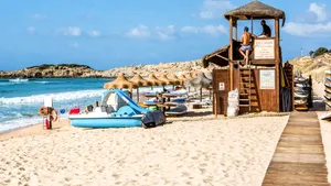 Aviz amatorilor: Doi turişti riscă 6 ani de închisoare şi o amendă de 3.000 de euro, după ce au furat nisip de pe o plajă din Italia