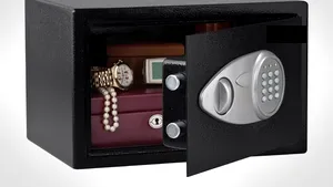 Zeci de percheziţii ale DIICOT la spărgători de seifuri şi case de lux