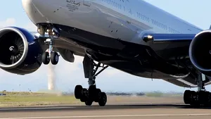 Companiile aeriene se alătură luptei împotriva COVID-19 şi au început să transporte vaccinuri