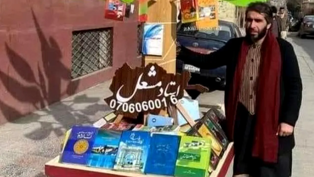 Profesorul din Kabul care şi-a rupt diploma în direct la televizor a fost arestat


