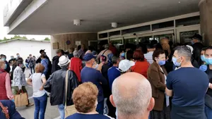FOTO: Zeci de bolnavi de cancer, la coadă la Institutul Oncologic, fără distanţare. Explicaţia oferită de directorul unităţii