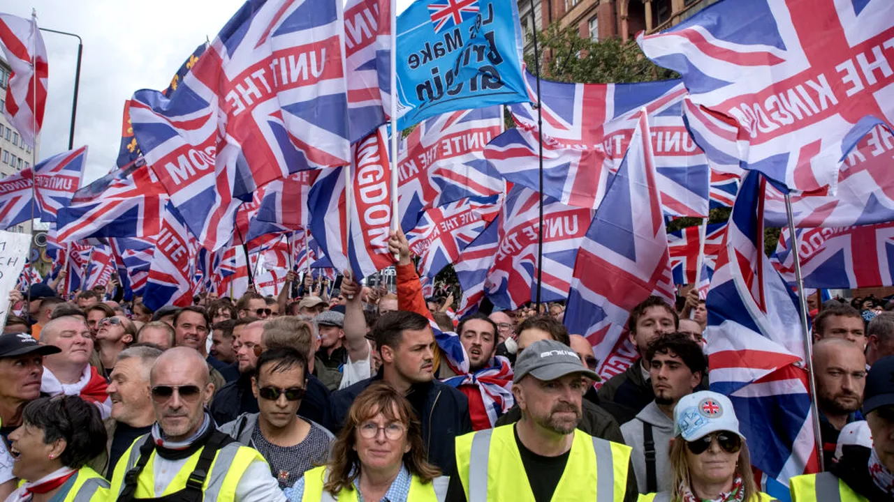 Zeci de mii de oameni protestează la Londra în cadrul unor marșuri rivale. Manifestație naționalistă  și demonstrație pro-palestiniană