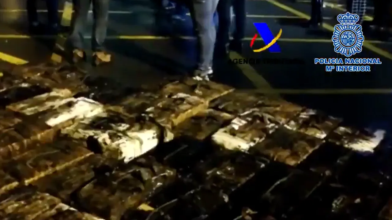 Imagini din interiorul submarinului cu 3 tone de cocaină capturat în Spania. Unde urmau să ajungă drogurile. VIDEO