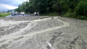 Circulaţie blocată pe DN 1 Ploieşti – Braşov din cauza aluviunilor/ Coloana de maşini se întinde pe o distanţă de doi kilometri | FOTO, VIDEO