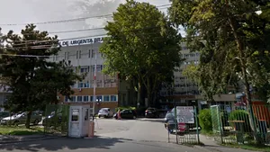 O mamă din Brăila susţine că fiul ei a vomitat după ce a fost atins de un medic cu haine murdare şi care mirosea a urină