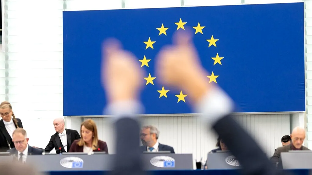 Interzicerea treptată a importurilor de gaze și petrol din Rusia, propusă de Comisia Europeană, a primit primul vot în Legislativul comunitar. Pașii până la implementare