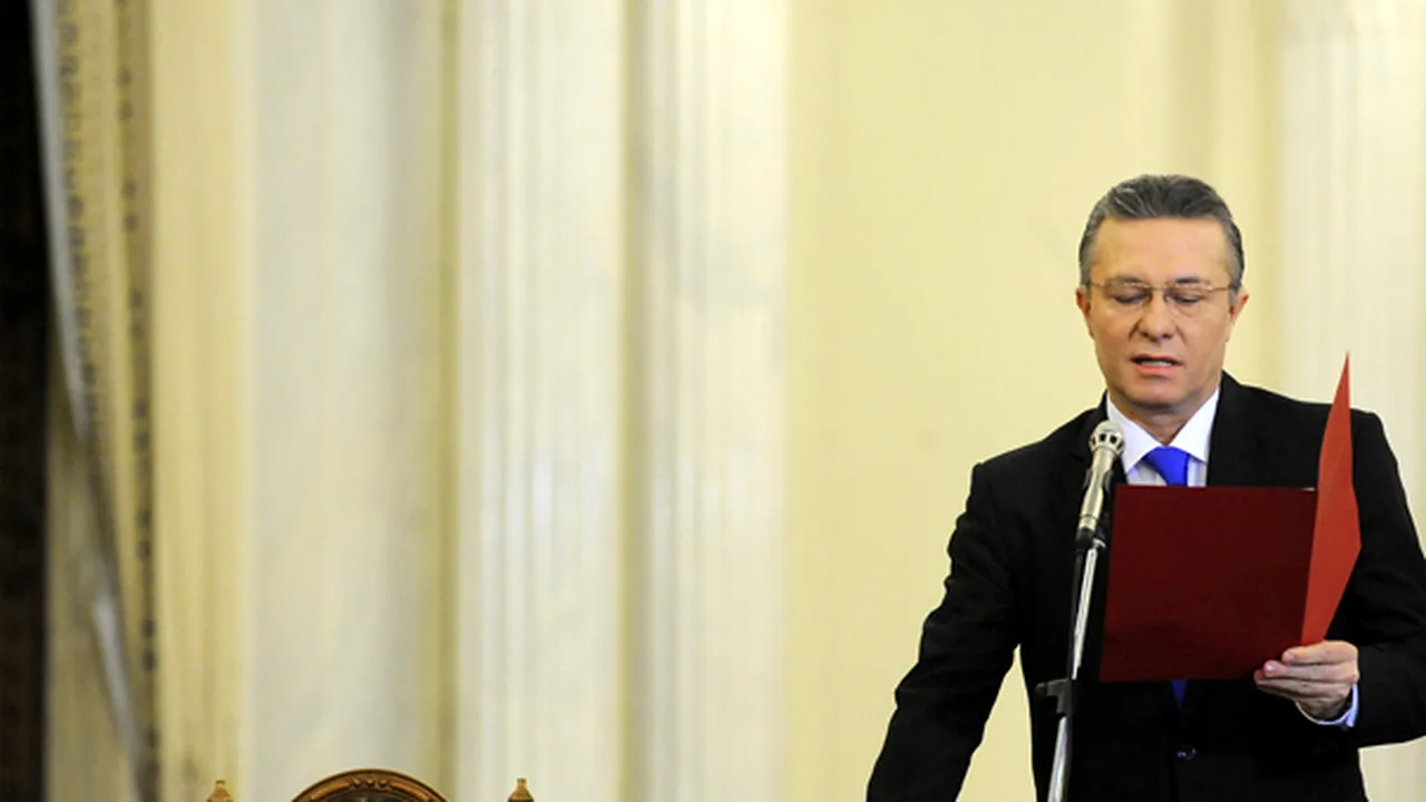 Cristian Diaconescu a depus jurământul de învestitură în funcţia de ministru de Externe. Băsescu: Politica externă a României nu se schimbă odată cu miniştrii