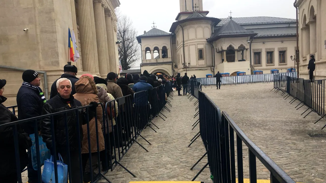 Coadă la Catedrala Patriarhală din Bucureşti de Bobotează. Oamenii au venit şi de la ora 4 dimineaţa ca să ia apă sfinţită/ Patru persoane, aflate la slujbele de Bobotează, au avut nevoie de ajutor medical | FOTO, VIDEO