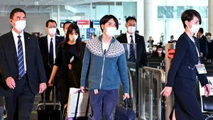 Fosta prinţesă a Japoniei pleacă în Statele Unite ale Americii pentru a începe o viaţă nouă. Mako a renunţat la titlul regal pentru a fi alături de soţ