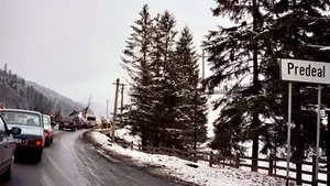 Traficul rutier pe DN1 dinspre Braşov către Predeal, restricţionat şi deviat pe DN1A