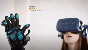 VIDEO Mănuşa care atinge ceea ce nu este real. Cei interesaţi ar putea scoate din buzunar o sumă cu 5 cifre