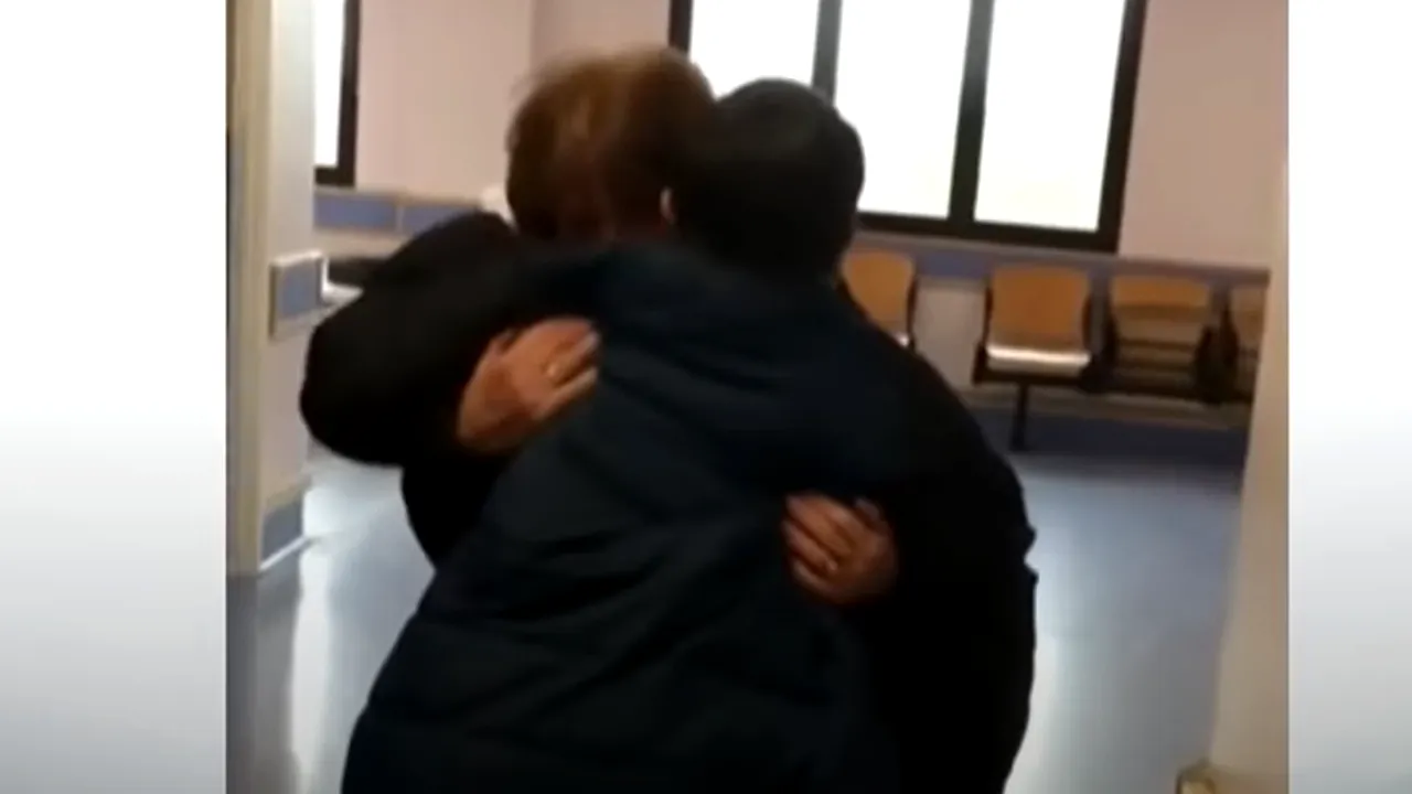 Momentul emoţionant când un bărbat, bolnav de sindromul Down şi Covid-19, căruia medicii i-au spus că mai are o zi de trăit, se reîntâlneşte cu mama lui