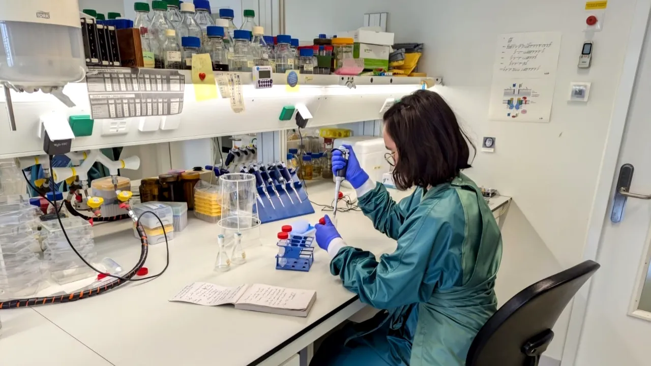 Iris Ionescu, tânăra cercetătoare care luptă împotriva tuberculozei, s-a calificat la cea mai mare competiţie de cercetare STEM din lume

