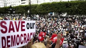 Populaţia a ieşit în stradă în Tunisia. Preşedintele vrea revizuirea Constituţiei pentru a avea puteri sporite