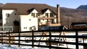 Tânăra care a căzut de la etajul unei pensiuni din Râşnov a fost violată - VIDEO