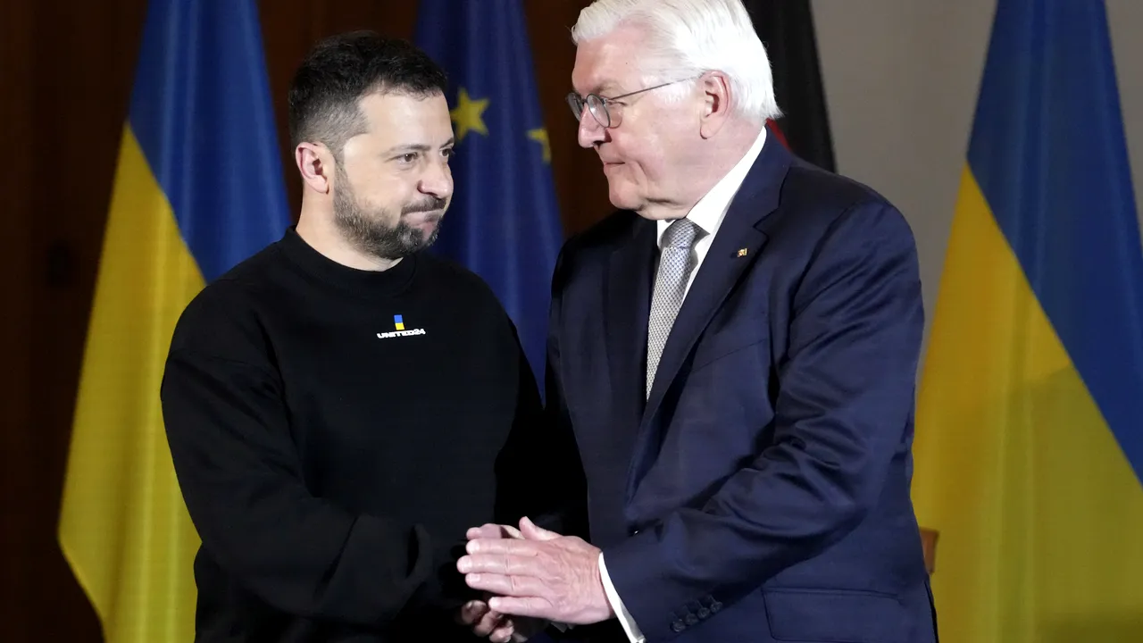 Războiul din Ucraina, ziua 445. Zelenski, în turneu la aliaţii din Europa: după Italia, a fost primit cu onoruri militare în Germania, iar spre seară s-a dus în Franţa / Rusia trage în plin la Herson / Despre Lukaşenko nu se mai ştie decât că a fost transportat la spital, escortat de forţe de ordine