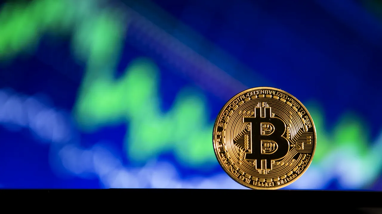 Iarna criptomonedelor s-a încheiat. Standard Chartered susţine că Bitcoinul ar putea ajunge la 100.000 de dolari