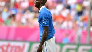 EURO 2012: Balotelli, ţinta rasismului fanilor spanioli la meciul Spania - Italia
