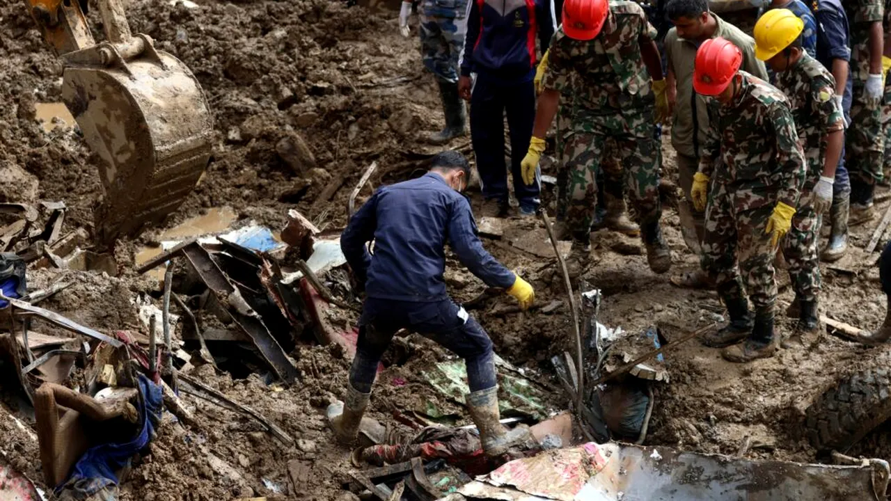 Echipele de salvare din tunelul unei hidrocentrale din Nepal caută muncitorii blocați, dar n-au găsit pe nimeni viu