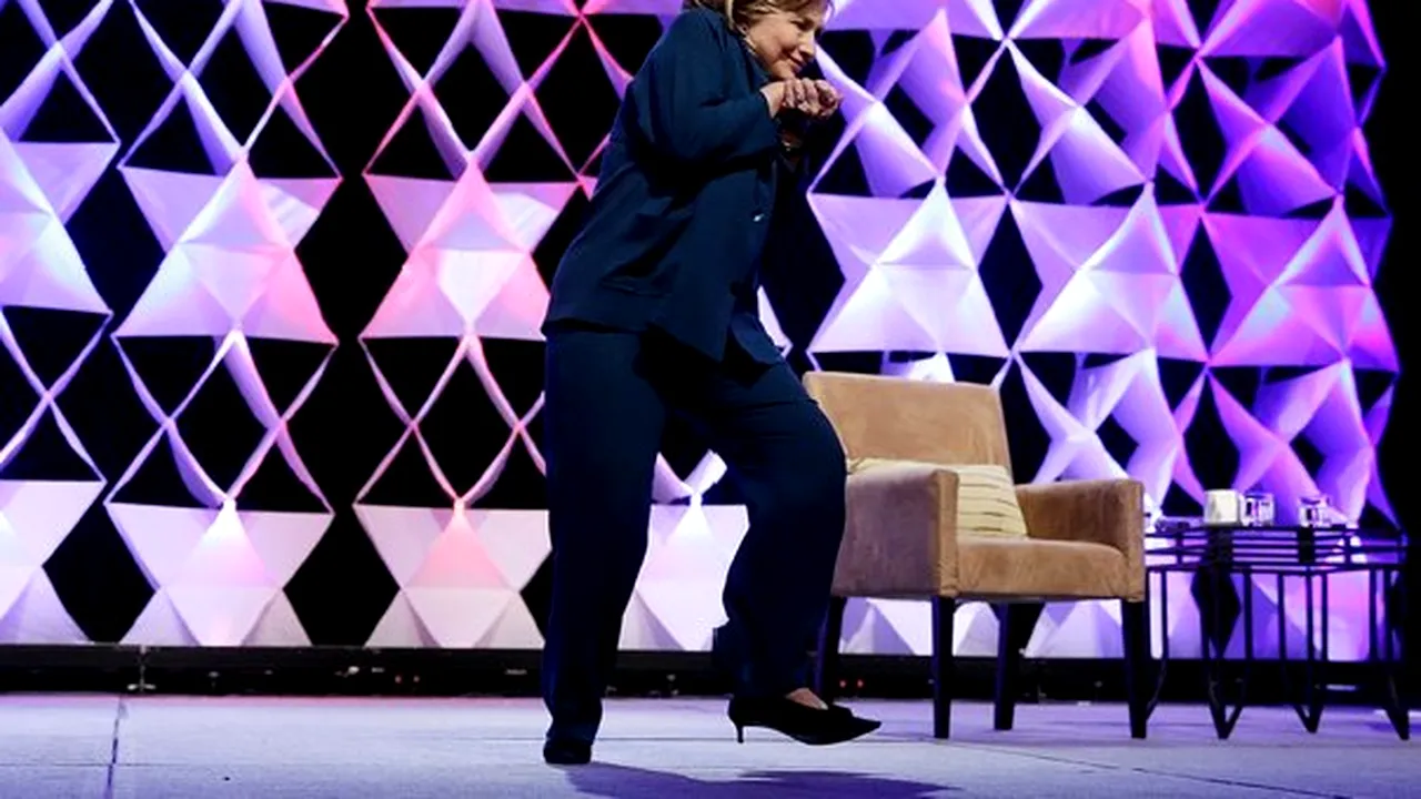 Hillary Clinton, atacată cu un pantof în timpul unei conferinţe - VIDEO