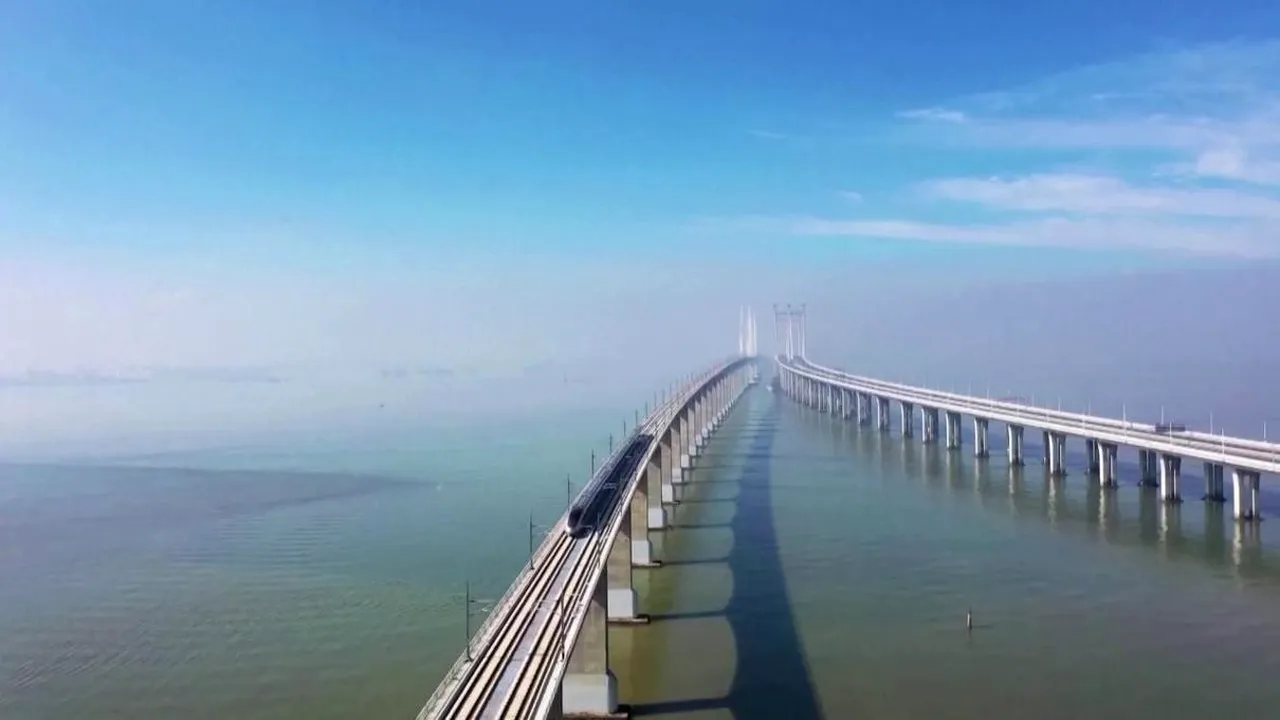 Minune: în mai puţin de 10 ani, China a construit cea mai mare reţea feroviară de mare viteză din lume: 36.100 km
