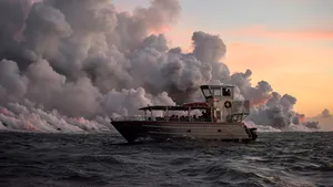 Excursii cu barca pe lavă. Peste 30 de mii de oameni au vizitat vulcanul Islanda în 2 săptămâni