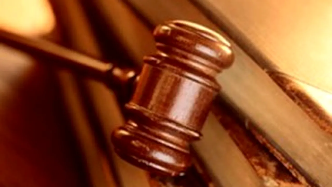 Cele 17 persoane implicate în scandalul permiselor de la Argeş rămân în arest