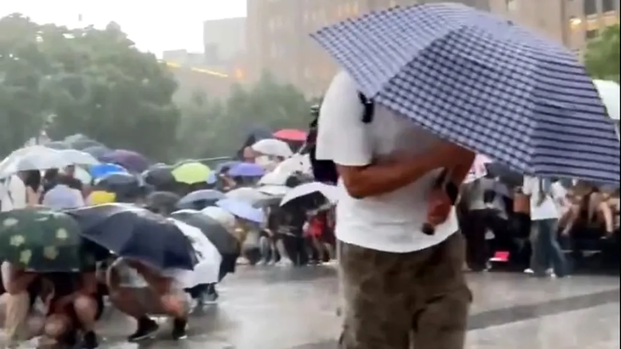Shanghai în alertă: Evacuări masive din cauza unei furtuni tropicale și avertisment de tsunami