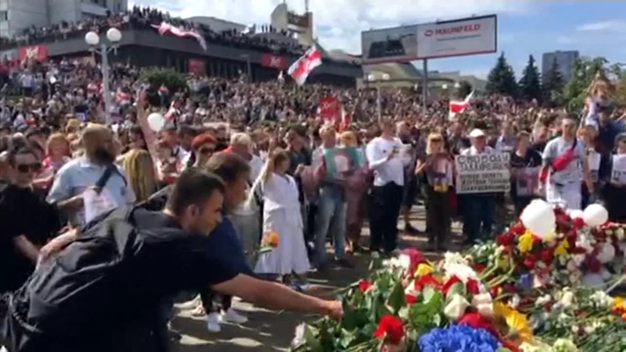 VIDEO | Omagiu impresionant adus unui protestatar din Belarus: Mii de oameni au acoperit cu un munte de flori locul în care şi-a pierdut viaţa