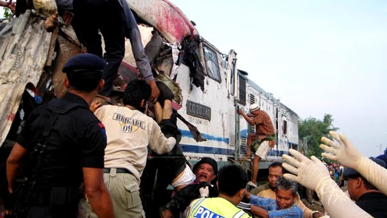 Cel puţin 36 de morţi, în urma unei coliziuni între două trenuri în Indonezia - FOTO