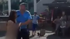 Scene greu de imaginat, în plină stradă: O tânără, umilită de două prietene: femeia, dezbrăcată şi agresată. De la ce a pornit incidentul