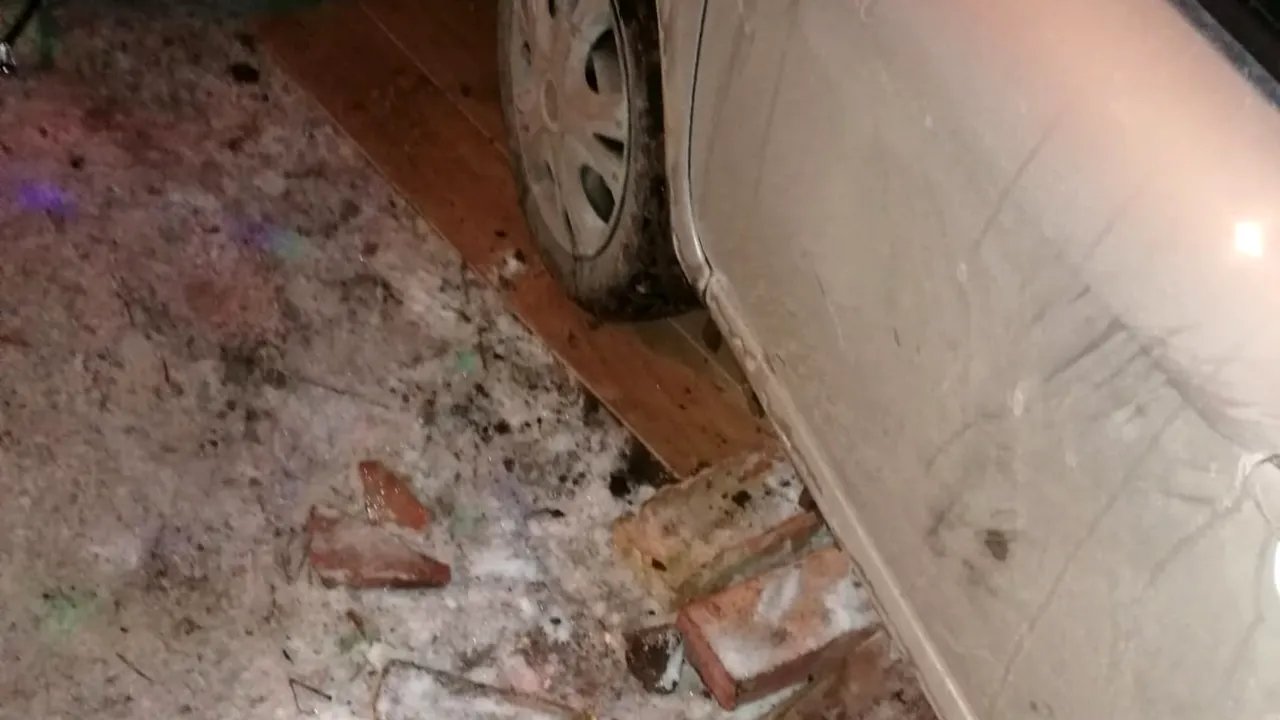 Un bărbat de 40 de ani din Mureş a murit, zdrobit sub maşina pe care o repara