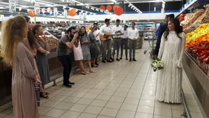 Pandemia nu opreşte paranghelia. Cuplurile care au făcut nunta pe acoperişul blocului sau la supermarket