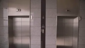 Un lift din Galați s-a prăbușit cinci etaje. Un bărbat care făcea reparații a murit