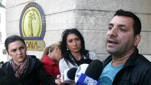 Un bărbat s-a stropit cu benzină în faţa sediului DNA şi a ameninţat că îşi dă foc