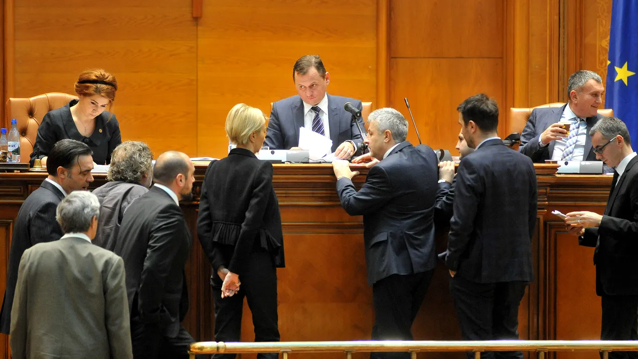 Butoanele microfonului de la pupitrul Camerei Deputaţilor, dezinstalate. Florin Roman: Este o pată de ruşine 